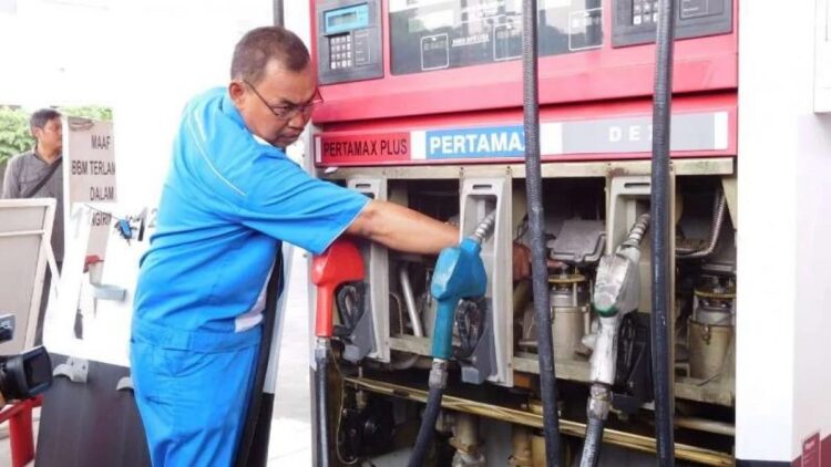 Praktik Curang SPBU di Banten Dibongkar Polisi, Raup Untung Rp5 Juta Sehari, Begini Modusnya 1 Ilustrasi petugas SPBU sedang melakukan pengecekan. (net)