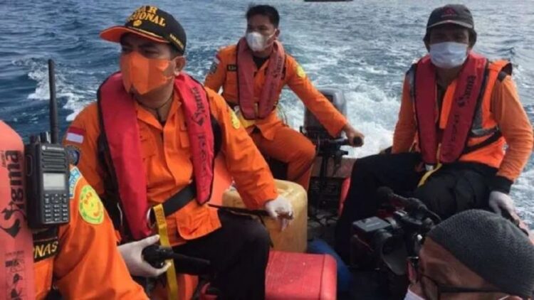 Tim SAR mencari warga Inggris yang hilang di Perairan Mentawai. (Photo : VIVA.co.id/ Andri Mardiansyah)