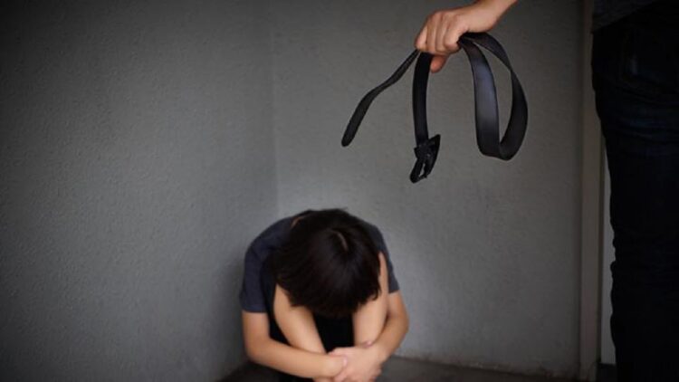 Polisi Ungkap Tiga Anak Tewas di Solsel pada 2021 Diduga karena Dianiaya, Begini Hasil Otopsinya! 1 Ilustrasi kekerasan pada anak. (shutterstock.com)