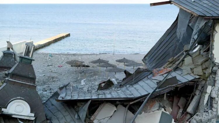 Mal di Ukraina Dihantam 2 Rudal Rusia, 13 Orang Tewas 1 Arsip - Sebuah kompleks hotel yang hancur oleh rudal Rusia selama invasi ke Ukraina digambarkan di Odesa, Ukraina, Minggu (8/5/2022). /REUTERS/Igor Tkachenko/foc/sad. (REUTERS/STRINGER)