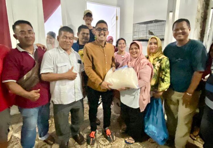 Lagi, Rachmad Wijaya Berbagi Ratusan Paket Sembako di Padang Selatan 1 Pengusaha muda Kota Padang Rachmad Wijaya membagikan beras dan sembako untuk warga Rawang Mata Air, Kecamatan Padang Selatan.