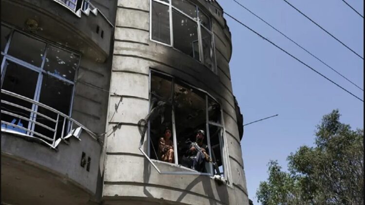 Pejuang Taliban berjaga di lokasi di mana sebuah kendaraan bermuatan bahan peledak diledakkan di tengah serangan terhadap Kuil Sikh di Kabul, Afghanistan, 18 Juni 2022. (net)