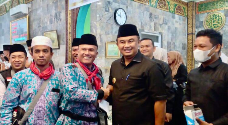 158 Jamaah Calon Haji dari Dharmasraya Dilepas Bupati Sutan Riska 1 Sebanyak 158 jamaah Calon Haji (JCH) asal Kabupaten Dharmasraya dilepas oleh Bupati Dharmasraya Sutan Riska Tuanku Kerajaan, di Masjid Babussalam, Selasa, (07/06).