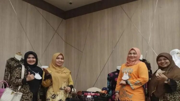 5.000 Meter Batik Tanah Liek Pessel Habis Dipesan selama Temu Bisnis di Batam 1 Kepala Dinas Perdagangan dan Transmigrasi Mimi Riarty Zainul, Ketua TP PKK, Titi Rusma Yul Anwar dan pelaku usaha industri kreatif Pesisir Selatan ketua temu bisnis di Batam. (ANTARA)
