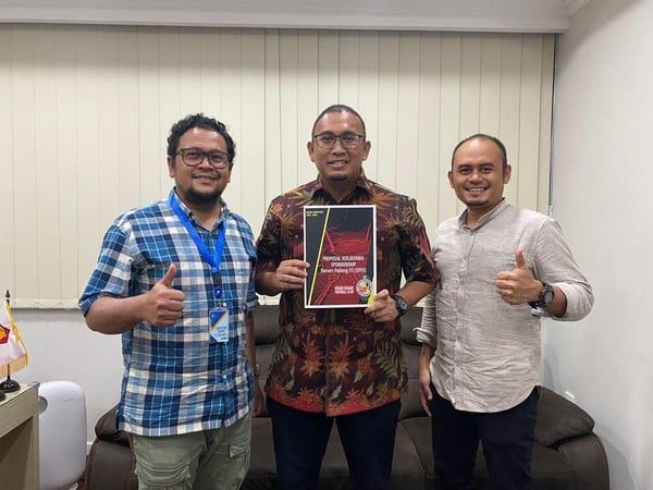 Andre Rosiade jadi Penasihat Semen Padang FC 1 Penyerahan SK Andre Rosiade sebagai penasihat tim oleh CEO Semen Padang FC Win Bernardino dan Sekum Semen Padang FC Akhmayanda Nasution dalam sebuah pertemuan di Jakarta, Selasa (31/5).