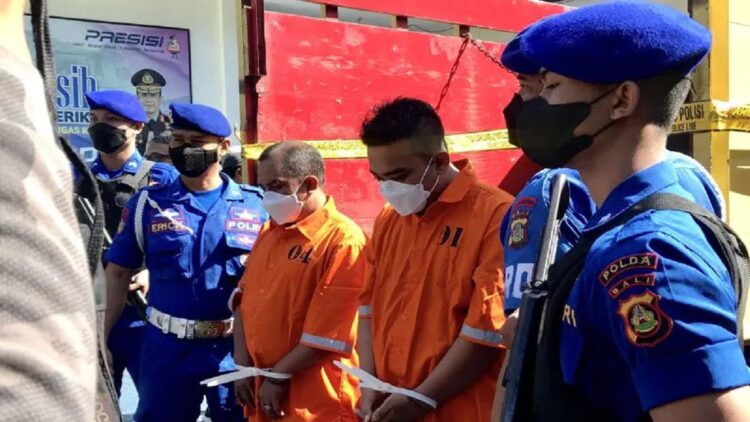 Ditpolairud Polda Bali menunjukkan dua tersangka penimbun BBM jenis solar bersubsidi di Kantor Ditpolairud Pelabuhan Benoa, Denpasar, Kamis (2/6/2022). ANTARA/Genta Tenri Mawangi