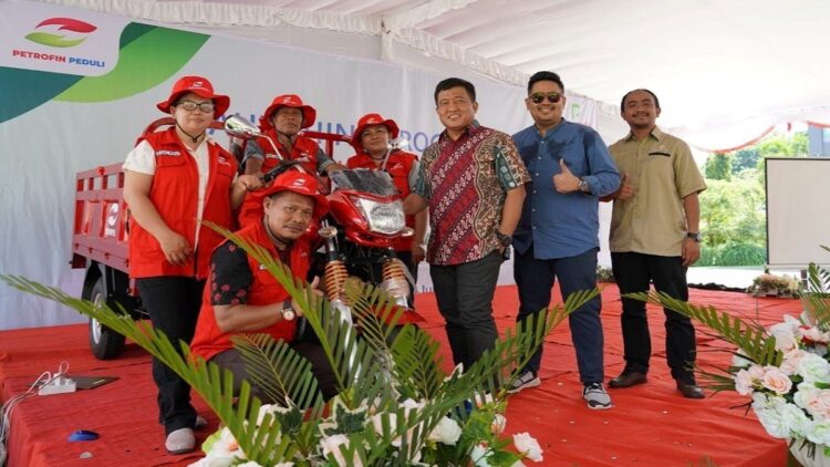 Foto bersama Kelompok Penggerak Sampah Desa Sapa Raya.