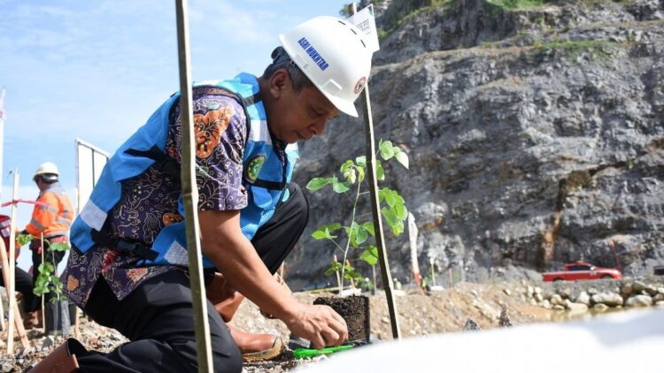 Dirut PT Semen Padang Asri Mukhtar melakukan penanaman pohon dalam rangka memperingati Hari Lingkungan Hidup se-Dunia di lokasi Wetland, yang merupakan area Reklamasi Tambang PT Semen Padang, Jumat (10/6/2022).