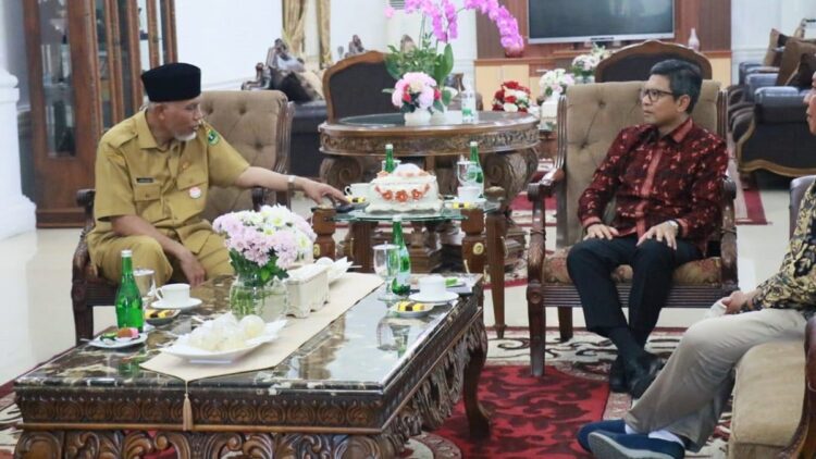 Terima Dubes Indonesia untuk Vietnam, Gubernur Mahyeldi Bahas Potensi Kerjasama Sumbar 1 Gubernur Mahyeldi terima Kedubes Indonesia untuk Vietnam.