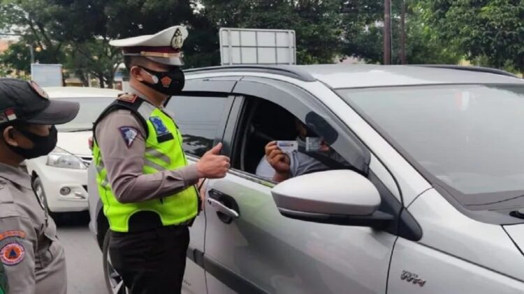 Januari-Juni 2022, Polres Agam Tilang 760 Pengendara 1 Petugas Satlantas Polrestabes Medan mengatur lalu lintas jalur wisata Medan - Berastagi, Kabupaten Tanah Karo. (ANTARA/HO)