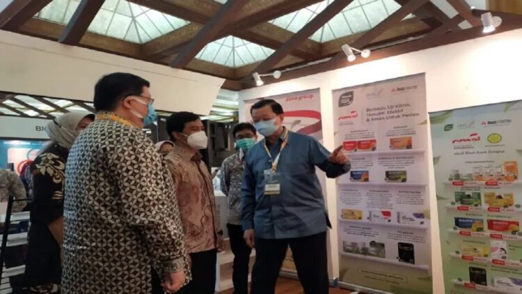 Wakil Menteri Kesehatan RI Dante Saksono Harbuwono (kedua dari kiri) saat berdialog dengan perwakilan Dexa Group seputar peluncuran Formularium Fitofarmaka di Jakarta Convention Center, Selasa (31/5/2022). (ANTARA/HO-Kemenkes).
