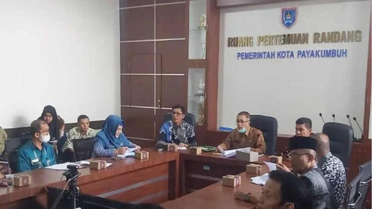 Targetkan Dapat Penghargaan Kota Layak Anak Nindya 2022, Ini yang Dilakukan Pemko Payakumbuh 1 Proses pelaksanaan Verifikasi Lapangan Hybrid (VLH) KLA 2022 dengan tim evaluasi yang dilaksanakan secara daring. (Antara/Akmal Saputra)