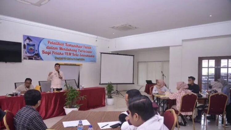 Wali Kota Sawahlunto Deri Asta menyampaikan sambutan dalam pelatihan komunikasi publik bagi pelaku UKM, Kamis, di Hotel Khas Ombilin. (ANTARA)