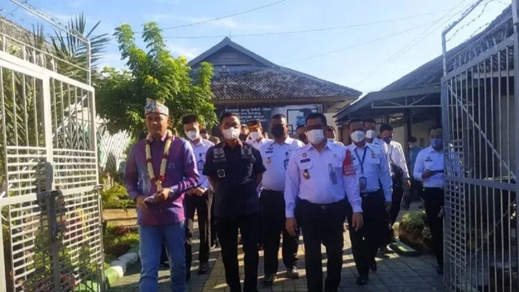 Banyak Lapas Overload, Ini Alasan Kemenkumham belum Bisa Bangun Lapas dengan Kapasitas Besar 1 Wamenkumham Edward Omar Sharif Hiariej meninjau Lapas Kelas II-A Jember yang sudah overload, Kamis (2/6/2022) ANTARA/Zumrotun Solichah
