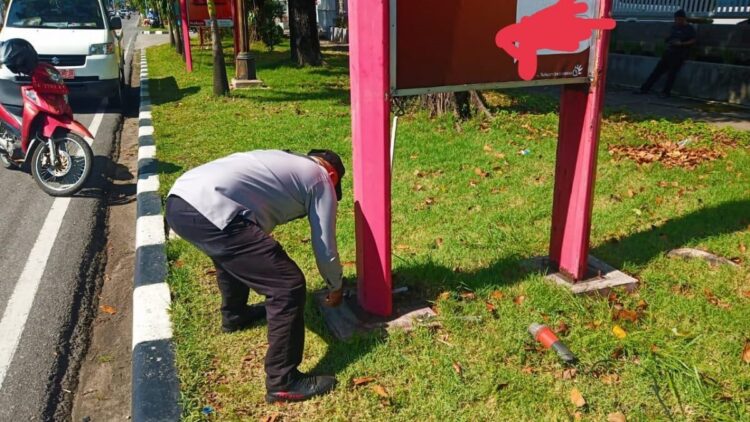 Sejumlah papan reklame dan neon box di sejumlah lokasi dibongkar oleh petugas dari Badan Pendapatan Daerah Padang. (IST)