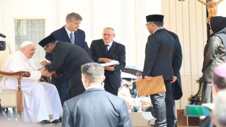 Sampaikan Undangan dari Jokowi, Menag Temui Paus Fransiskus di Vatikan 1 Menteri Agama Yaqut Cholil Qoumas saat bertemu dengan Paus Fransiskus di Vatikan, Rabu (9/6/2022). (ANTARA/HO-Kemenag)