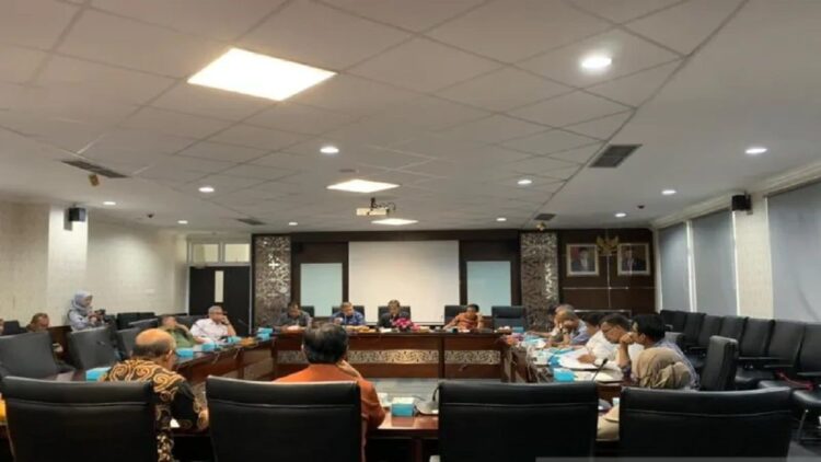 Rapat Komisi II DPRD Sumbar dengan Pemprov Sumbar terkait PMK. (ANTARA)