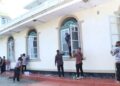 Melalui Kegiatan Bhakti Religi, Ratusan Polisi di Bukittinggi Bersihkan Masjid Jami’ Birugo