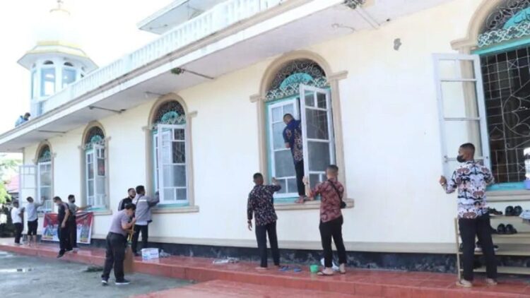 Melalui Kegiatan Bhakti Religi, Ratusan Polisi di Bukittinggi Bersihkan Masjid Jami' Birugo 1 Aksi Polisi bersihkan rumah ibadah di Bukittinggi (Antara/Al Fatah)