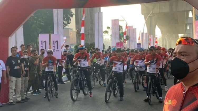 Kapolri Jenderal Pol. Listyo Sigit Prabowo memimpin kegiatan Funbike HUT Ke-76 Bhayangkara, di Lapangan Bhayangkara Mabes Polri, Jakarta Selatan, Minggu (19/6/2022). (ANTARA/Laily Rahmawaty)