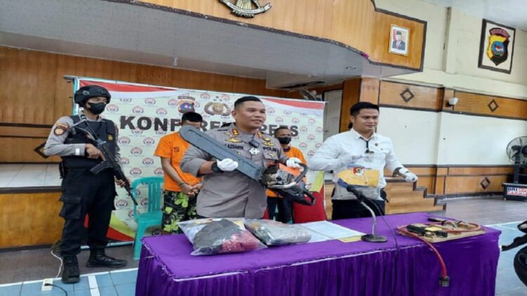 Polisi di Sijunjung Tembak Pelaku Curanmor, Dikenal Licin dan Sering Keluar-Masuk Bui 1 Kapolres Sijunjung AKBP Muhammad Ikhwan Lazuardi, saat menggelar konferensi pers di Mapolres Sijunjung, Senin (20/6/2022) siang. (IST)