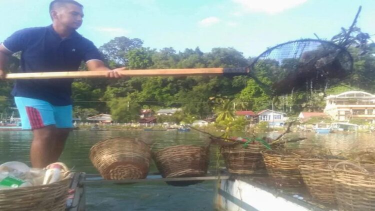 DLH Padang Klaim Sudah Optimal Tangani Persoalan Sampah di Sungai Batang Arau 1 Petugas membersihkan sampah yang mengapung di Sungai Batang Arau, Kota Padang. (IST)