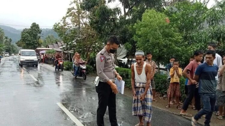 Anggota Satlantas Polres Agam sedang olah TKP, Rabu (22/6/2022). (Dok. Satlantas Polres Agam)