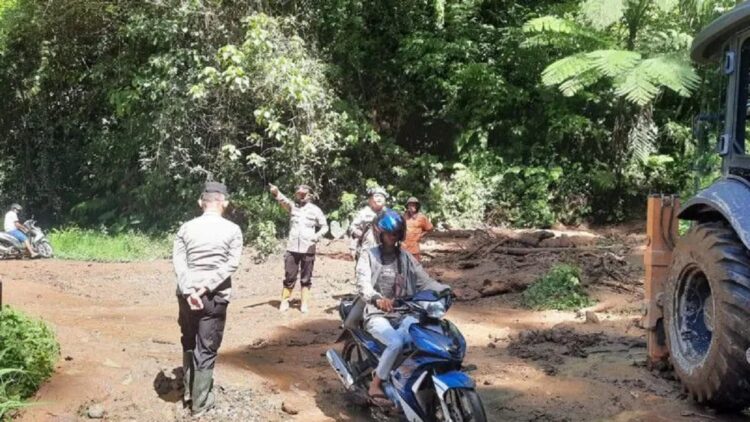 ​​​​​​​Akses jalan dari Simpang Empat-Kajai menuju Talu Kabupaten Pasaman Barat sudah bisa dilalui kendaraan setelah sempat tertutup material longsor sejak Selasa (21/6/2022) malam. (Antara/Polsek Talamau