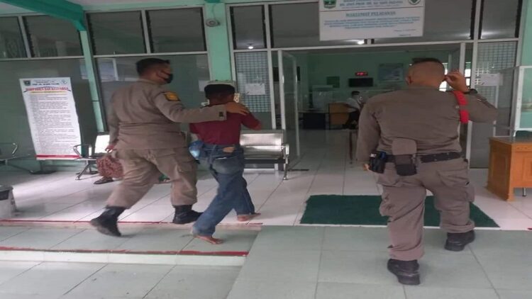 Seorang ODGJ yang ngamuk dan melempari pengendara diamankan Satpol PP Padang. (IST)