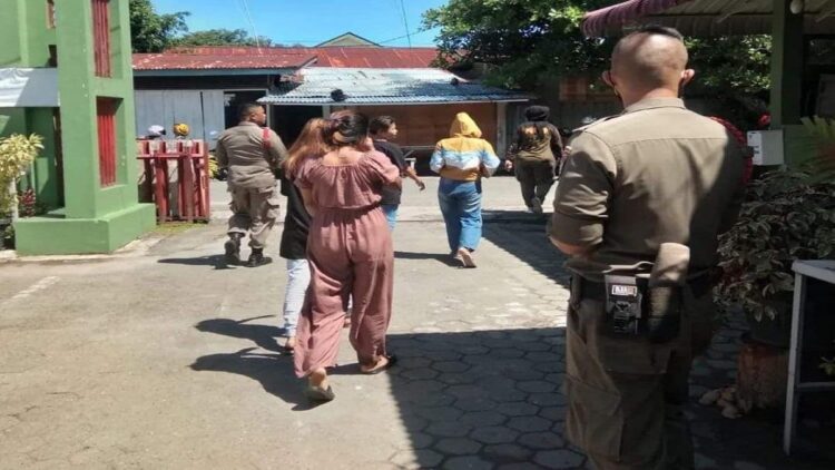 9 Remaja yang Terjaring di Wisma Dikirim ke Dinas Sosial Padang untuk Pembinaan 1 Sembilan remaja yang terjaring razia di wisma, diserahkan ke Dinas Sosial Kota Padang. (IST)