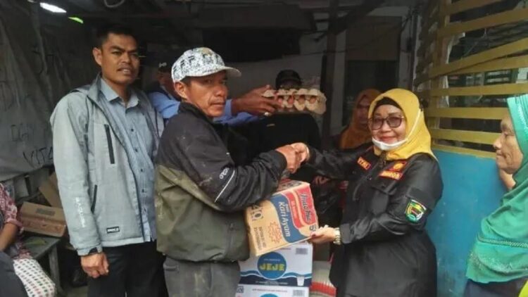 Pemkab Solok Luncurkan Program Lumbung Sosial Tingkat Kecamatan, Ini Tujuannya 1 Kepala Dinas Sosial Kabupaten Solok Soufitri (kanan) saat menyerahkan bantuan untuk warga korban banjir bandang di Nagari Air Dingin, Kecamatan Lembah Gumanti, Kabupaten Solok (ANTARA/ho-humas)