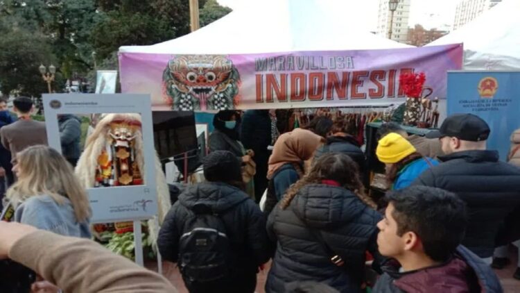 Kondisi stand Indonesia dalam kegiatan "Indonesia Spice Up the World" pada acara ASEAN Bazaar di Plaza Barrancas de Belgrano, Buenos Aires, Argentina. (ANTARA/HO-KBRI Buenos Aires)