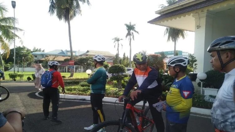 Gubernur Sumbar Mahyeldi ikuti PHRI Bike Tour 2022. (ANTARA/Miko Elfisha)