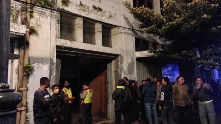 Polisi mengamankan lokasi penemuan bahan peledak di Jalan Asia Afrika, Kota Bandung, Jawa Barat, Senin (6/6/2022) malam. ANTARA/Bagus Ahmad Rizaldi