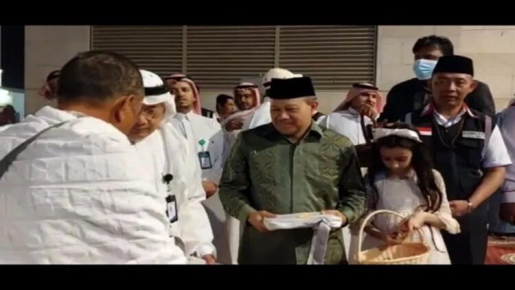 Pemerintah Ingatkan Jemaah Haji Indonesia tak Langgar Aturan di Arab Saudi 1 Konjen RI di Jeddah Eko Hartono (baju hijau) menyambut kedatangan jamaah haji Embarkasi Solo (SOC1) dari Madinah di Mekkah, Arab Saudi, Minggu (12/6/2022). (ANTARA/HO MCH Kemenag)