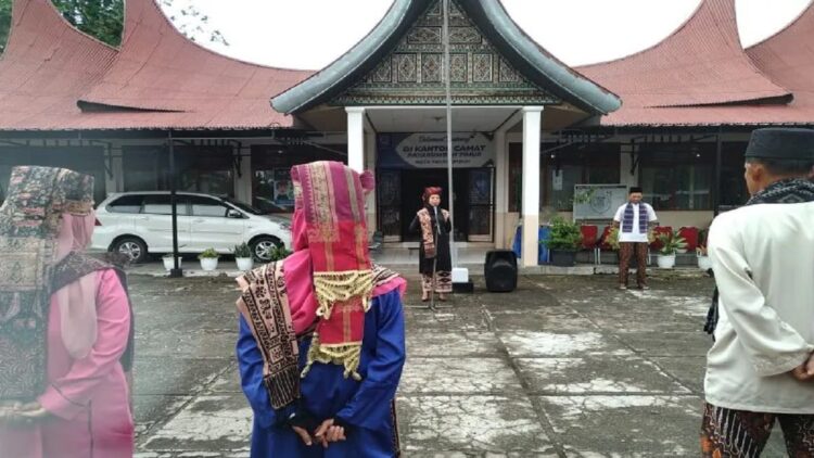 ASN di Payakumbuh Timur Mulai Gunakan Pakaian Adat Minangkabau, Dipakai setiap Jumat 1 ASN di Kecamatan Payakumbuh Timur menggunakan baju adat kuruang basiba dan guntiang cino saat pelaksanaan apel pagi. (Antara/Akmal Saputra)