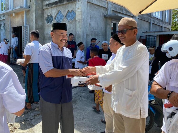 Wakil Bendahara DPD Gerindra Sumbar Joni Rusjan menyerahkan nasi kotak Jumat Berkah program Andre Rosiade di Masjid Mustauhiddin, Park Kopi, Padang Utara.