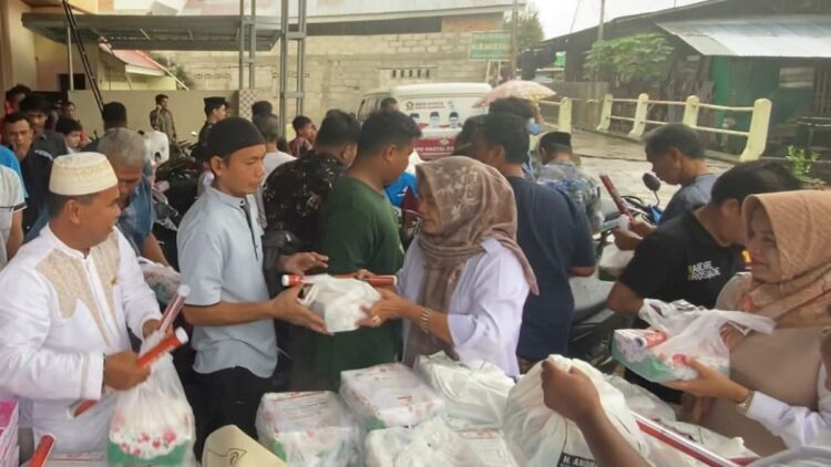 Ketua PAC Padang Timur Syahrul Ridha dan Tim DPD Gerindra Sumbar menyerahkan nasi kotak Jumat Berkah dari Andre Rosiade kepada jamaah Masjid Jamiatul Ibadah, Watas Parak Karakah, Kelurahan Kubu Dalam Parak Karakah, Kecamatan Padang Timur, Kota Padang.