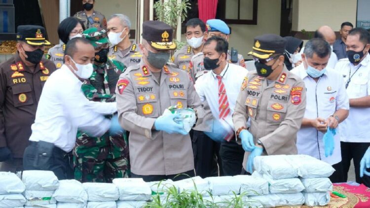 Barang Bukti 41,4 Kg Sabu di Bukittinggi Dimusnahkan, Kapolda Sumbar: Narkoba Wajib Diberantas 1 Kapolda Sumbar musnahkan BB 41 kilogram ganja di Bukittinggi.