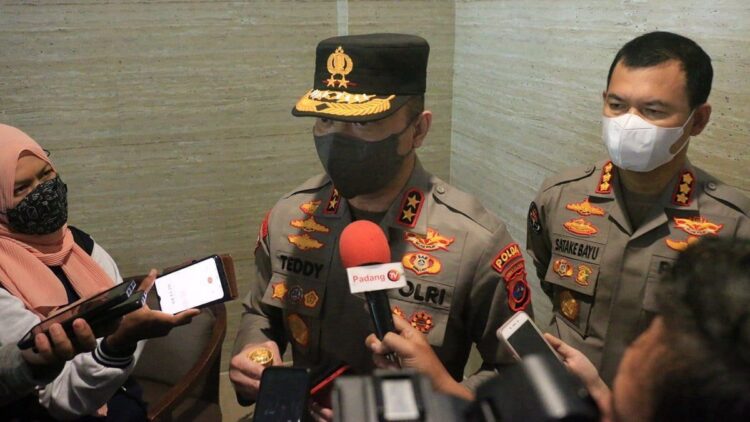 Kapolda Sumbar saat diwawancarai awak media.