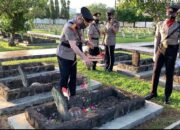 Hari Bhayangkara, Kapolda Sumbar Tabur Bunga di Makam Pahlawan