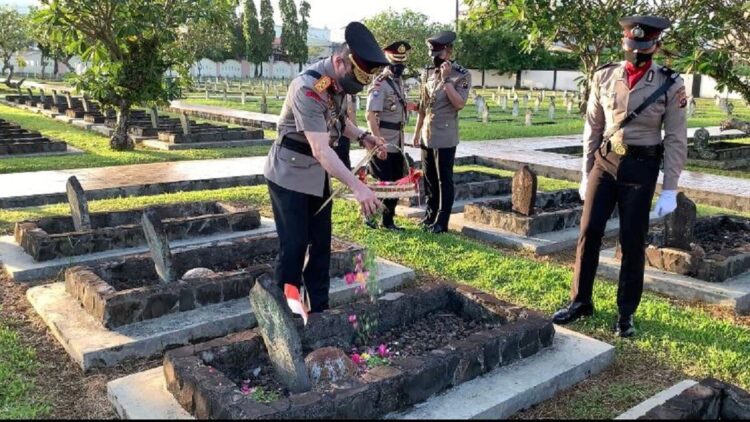 Kapolda Sumbar tabur bunga di TMP Kesuma Bangsa.