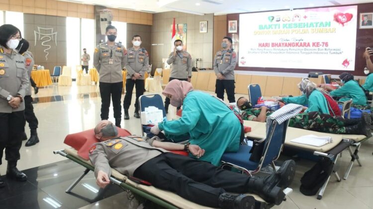 Kapolda ikut donor darah Hari Bhayangkara ke-76 di Mapolda Sumbar.