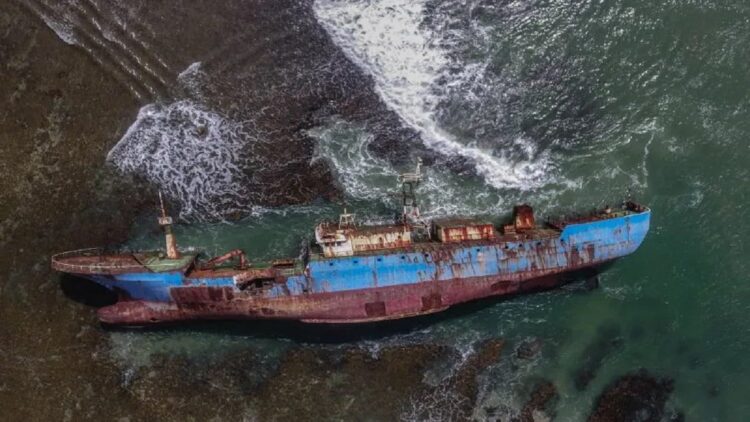 Kementerian Kelautan dan Perikanan (KKP) menjadikan bangkai kapal pencuri ikan MV Viking asal Nigeria sebagai monument pemberantasan 'illegal fishing' untuk membuktikan bahwa Indonesia berkomitmen untuk memberantas pencurian ikan. ANTARA FOTO/Adeng Bustomi/pras.