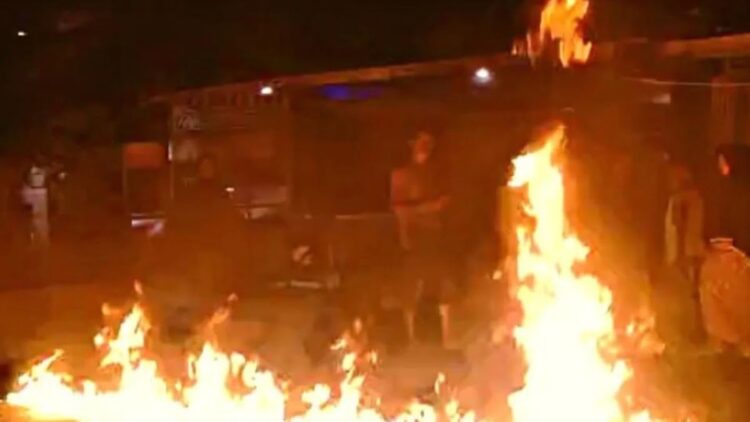 PKL usir pol pp dengan nyalakan api