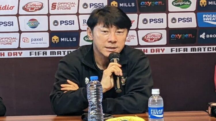 Shin Tae-yong Panggil 30 Pemain Timnas untuk Jalani TC Persiapan Piala AFF U-19 1 Pelatih tim nasional Indonesia Shin Tae-yong memberikan keterangan kepada media dalam konferensi pers sebelum laga persahabatan FIFA kontra Bangladesh di Bandung, Selasa (31/5/2022). (ANTARA/Michael Siahaan)