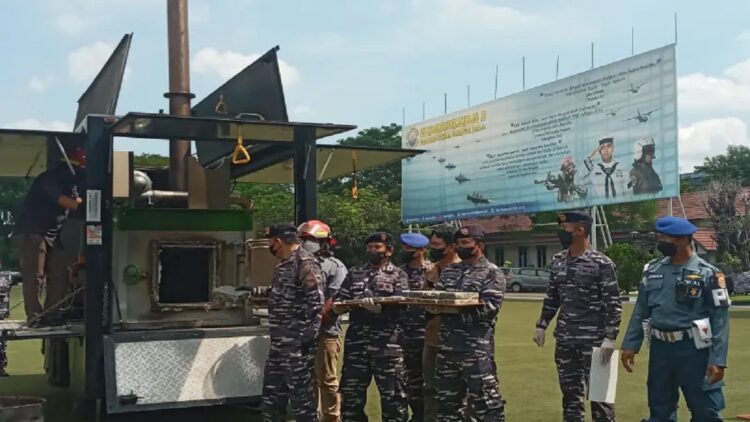 Kokain Seberat 179 Kg Hasil Selundupan Dimusnahkan TNI AL, Nilainya Diperkirakan Rp1,25 T 1 Suasana pemusnahan barang temuan narkotika jenis kokain seberat 179 kilogram yang diperkirakan senilai Rp1,25 triliun menggunakan mesin incinerator oleh TNI Angkatan Laut (AL) melaksanakan di Lapangan Komando Armada (Koarmada) I, Jakarta, Kamis (2/6/2022). ANTARA/Tri Meilani Ameliya.