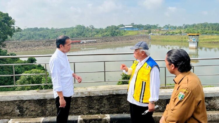 Presiden Jokowi meninjau Bendungan Sindangheula, di Serang, Banten, Jumat (17/062022). (Foto: BPMI Setpres/Laily Rachev)