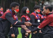 Presiden Jokowi Serahkan Bonus bagi Atlet Indonesia di SEA Games Vietnam