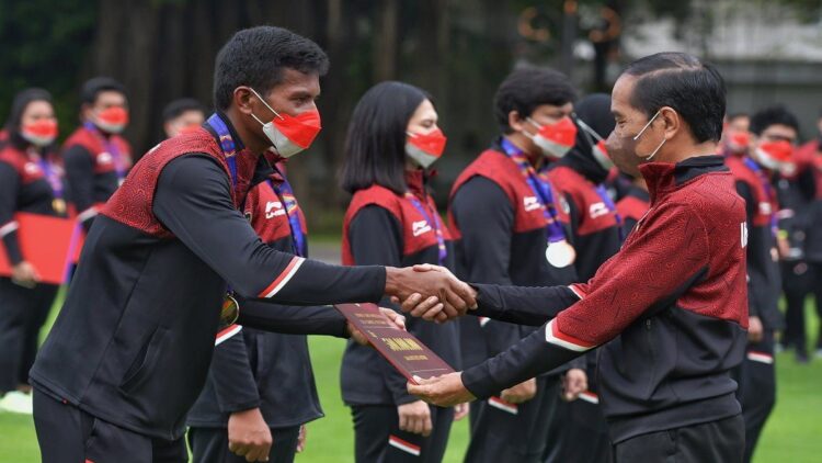 Presiden Jokowi Serahkan Bonus bagi Atlet Indonesia di SEA Games Vietnam 1 Presiden Jokowi secara simbolis menyerahkan bonus apresiasi kepada Ihram, atlet rowing perwakilan peraih medali emas nomor tunggal, Senin (13/06/2022), di Halaman Istana Merdeka, Jakarta. (Foto: Humas Setkab/Rahmat)